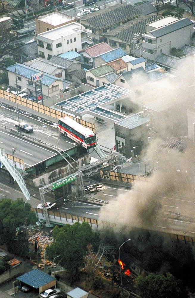 安井さんが乗務していたバス。阪神高速神戸線を走行中に震災に遭い、転落寸前で止まった（１９９５年１月１７日、兵庫県西宮市で、本社ヘリから）