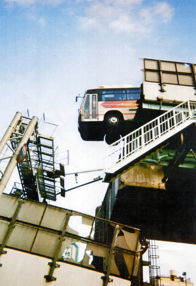 安井さんが撮影した転落寸前のバス。スマホの待ち受け画面にも設定し、後輩たちに見せている