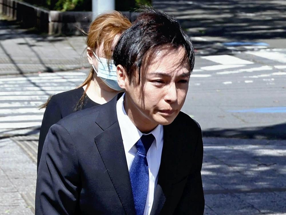 宮崎地裁に入る前に、集まった報道陣に一礼する西本誠被告（１６日午前、宮崎市で）＝秋月正樹撮影