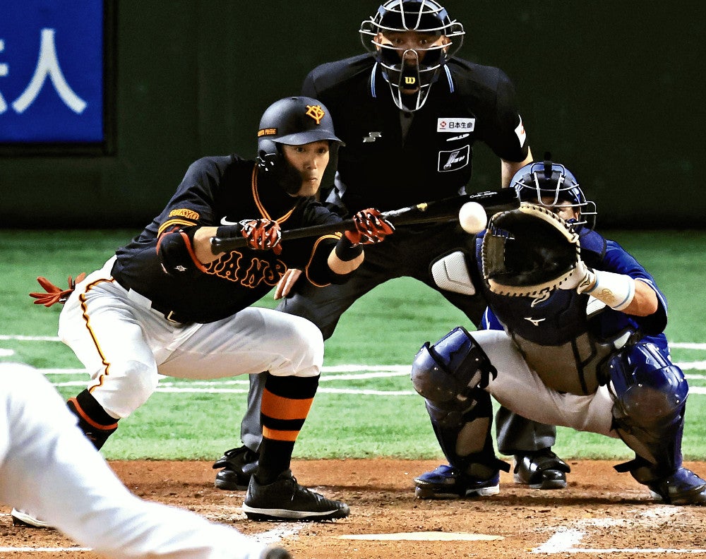 ７回無死２塁、犠打を決める立岡