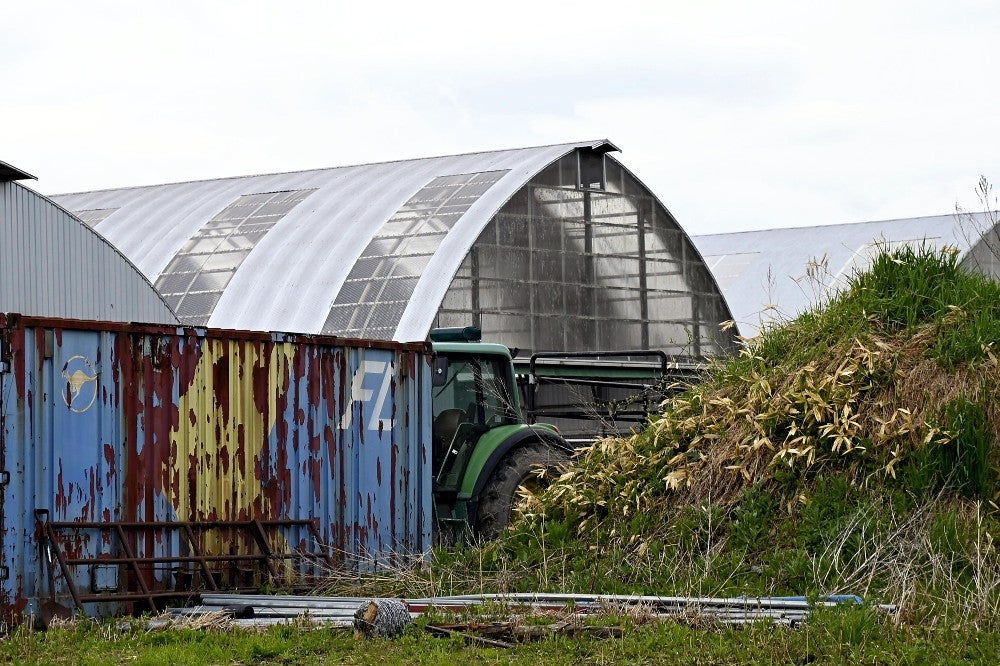 被害に遭った子牛８頭が飼育されていた牛舎（中央）（２１日、北海道別海町で）