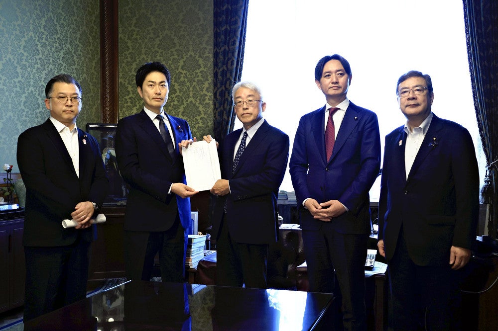 政治資金規正法改正案を衆院に提出する日本維新の会の議員ら（２２日午前、国会で）＝松本拓也撮影