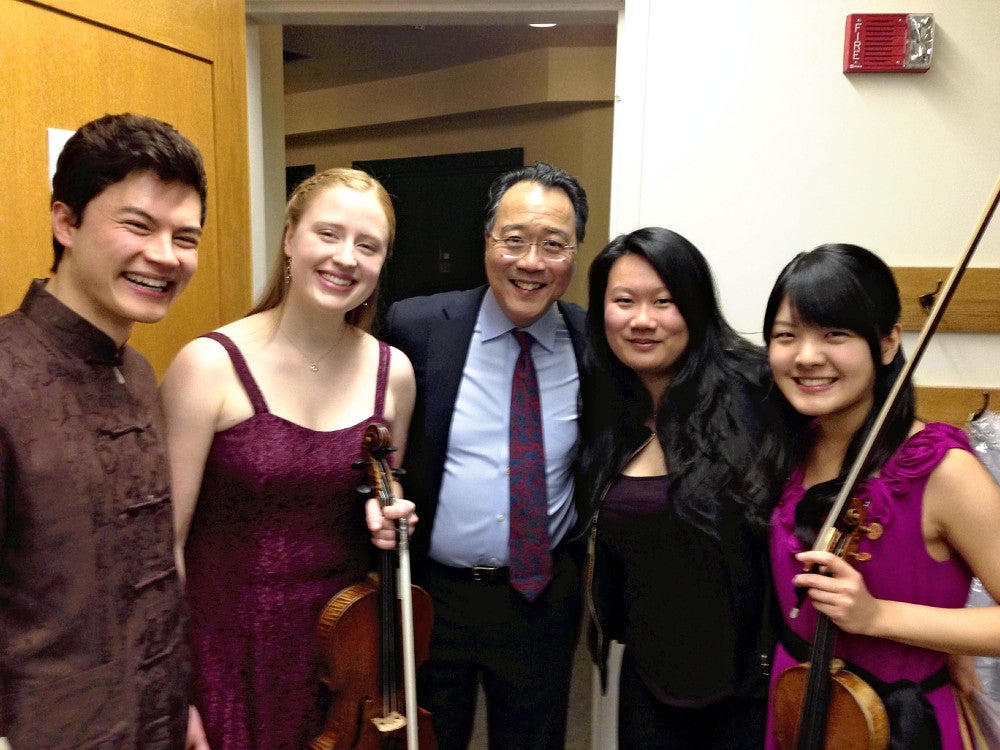 世界的なチェロ奏者ヨーヨー・マ（中央）との出会いが、その後の人生を大きく決定づけた（本人提供）