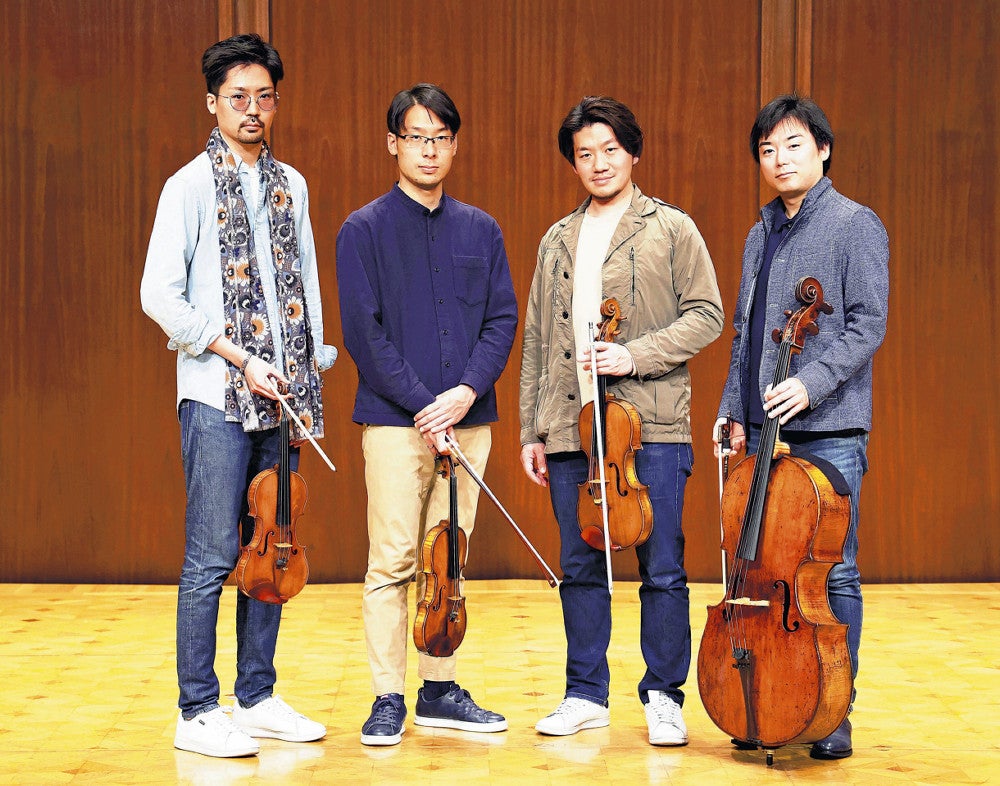 （左から）崎谷直人、三原久遠、横溝耕一、富岡廉太郎＝青木久雄撮影