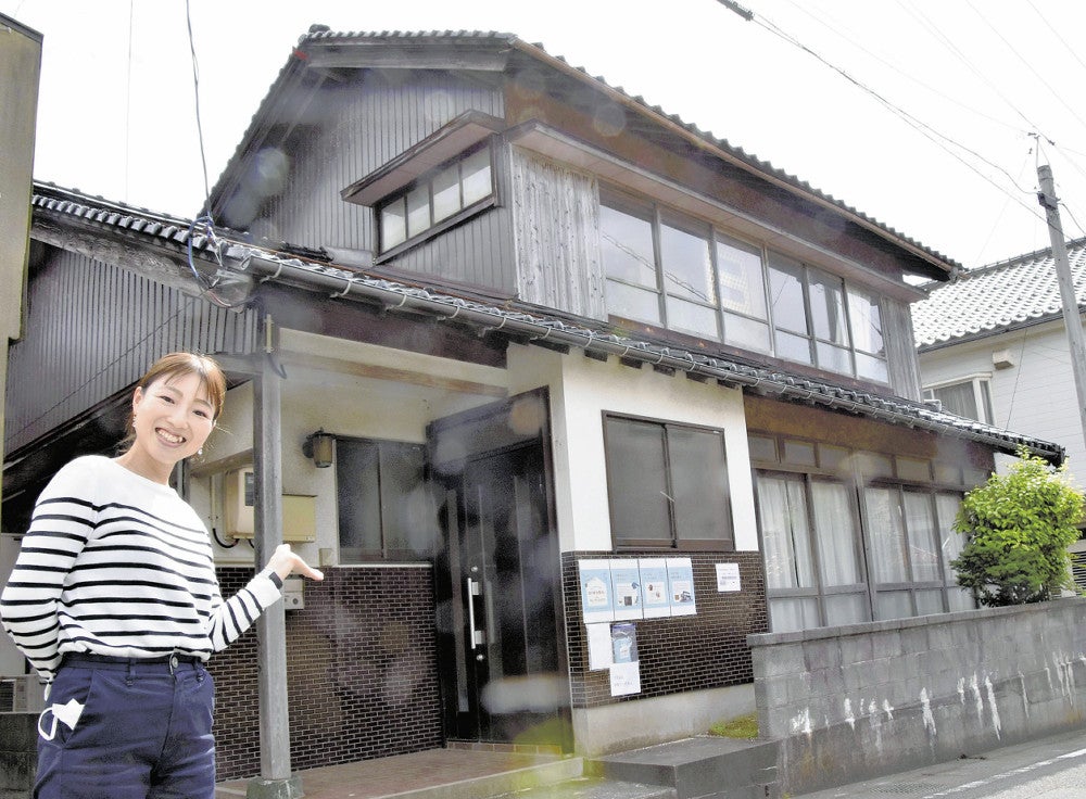 イベントの目玉商品となる空き家を紹介する池本さん（鳥取県湯梨浜町園で）