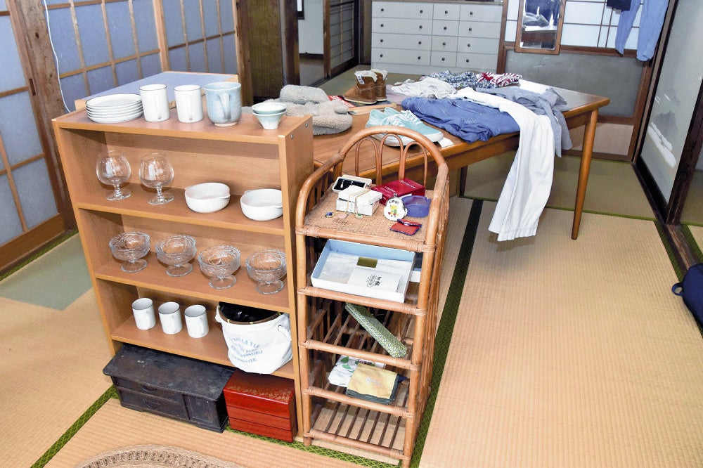 「投げ銭方式」で販売される家具や雑貨