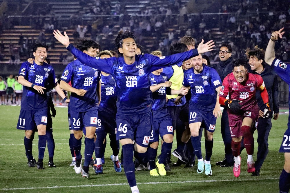 試合を決めるＰＫを成功させ喜ぶＪ３富山の川上優樹選手ら（２２日、富山県総合運動公園陸上競技場で）