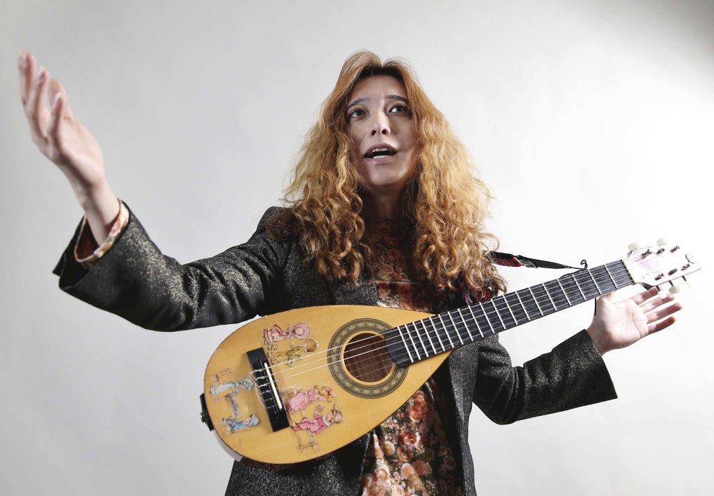 タブレット純は、若かった一時期に「和田弘とマヒナスターズ」のメンバーだった。古本屋のバイトや土日のティッシュ配りを経てムード歌謡に行き着いたという