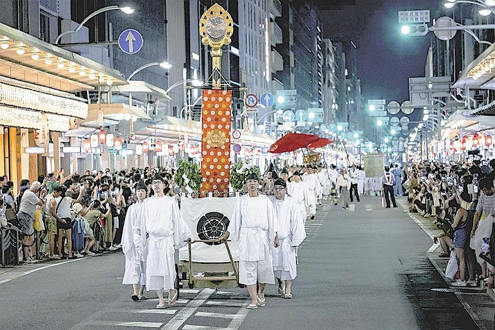 昨年の還幸祭の「神宝捧持列」（宮本組専属・安田格撮影）