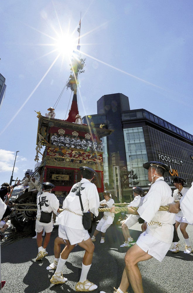 強い日差しの下、華麗な辻回しをする長刀（なぎなた）鉾（２０２３年７月１７日、京都市下京区で）＝川崎公太撮影