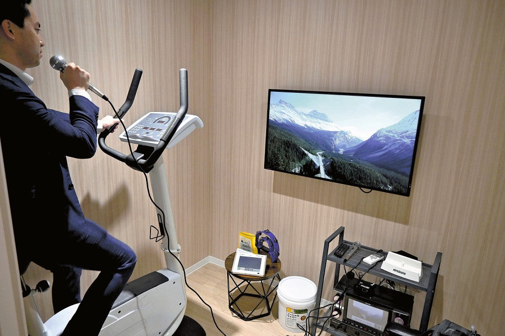 カラオケルームも備えるチョコザップ（４月９日、東京都内で）