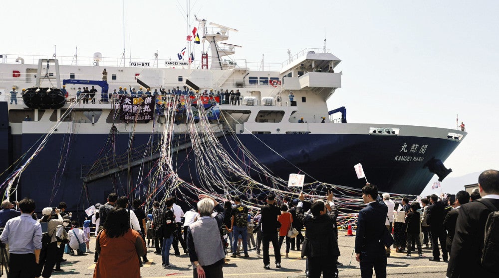 多くの人に見送られて出港する関鯨丸