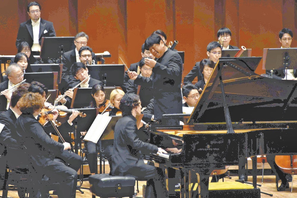 共演した佐渡さん（中央）と角野さん（手前）