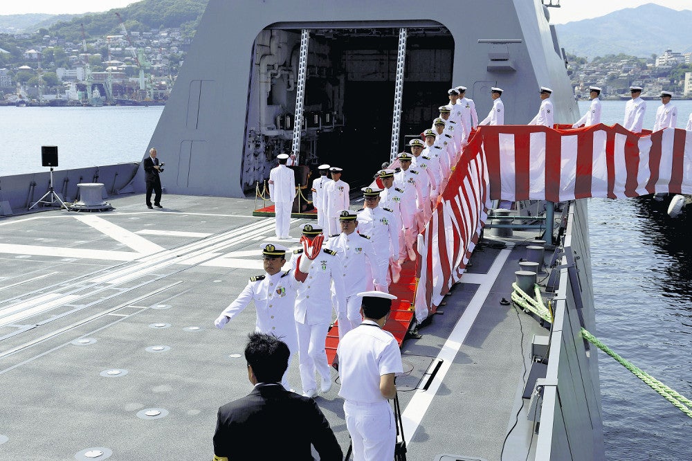 護衛艦「やはぎ」に乗り込む隊員ら