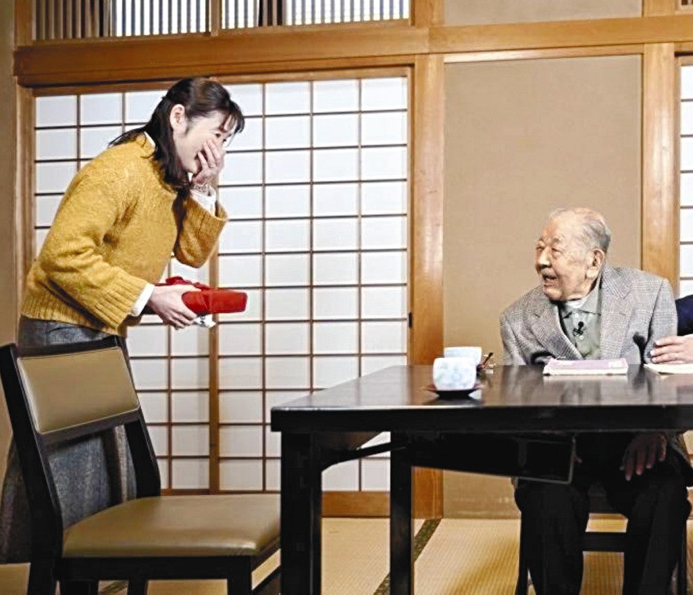 淳次さん（右）と初めて対面する高橋さん（昨秋、茨城県常総市で）＝薩摩藩英国留学生記念館提供