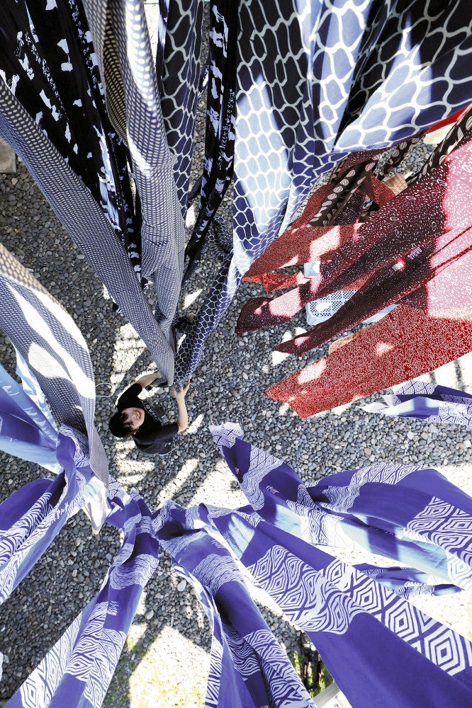 天日干しされる手拭い（熊本市西区で）＝貞末ヒトミ撮影