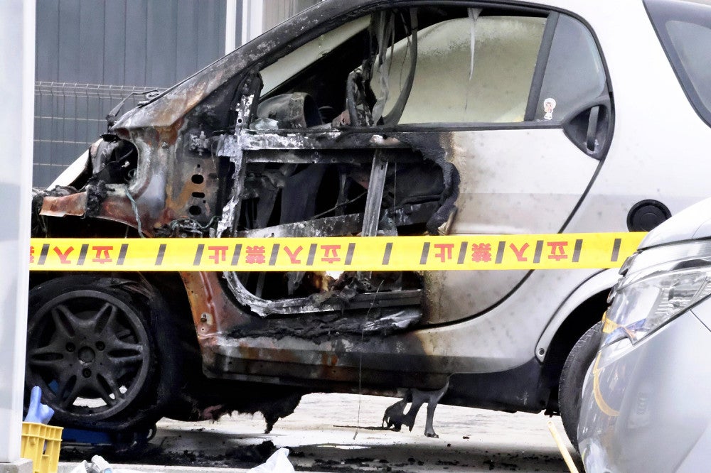 一部が焼けた脇山町長の軽乗用車（２２日午前１０時５２分、佐賀県玄海町で）＝田中大稀撮影