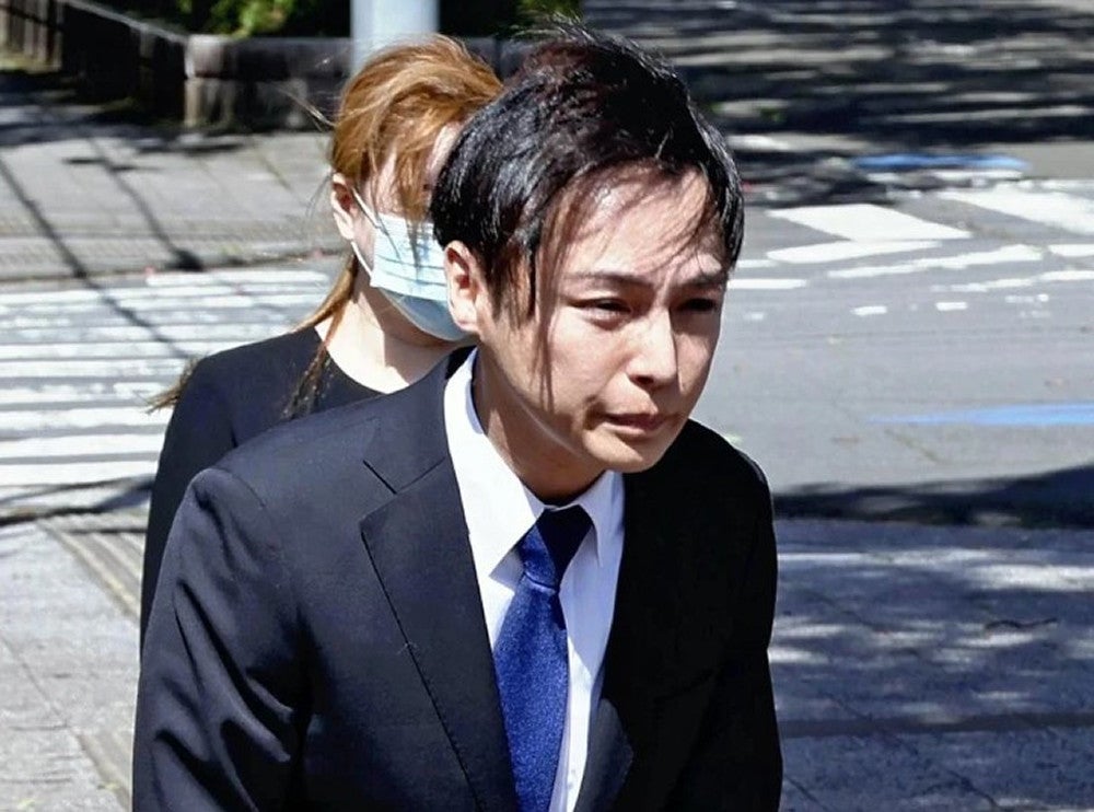 宮崎地裁に入る前に、集まった報道陣に一礼する西本誠被告（１６日午前、宮崎市で）＝秋月正樹撮影