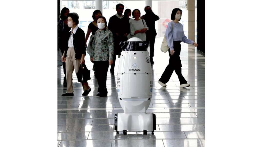 [Pick up photos] AIロボ 警備中 名駅タワー