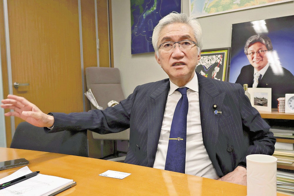 読売新聞の取材に応じる西田昌司参院議員（東京都で）