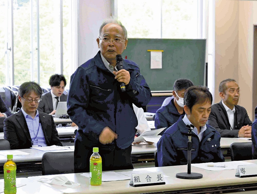 再発防止策に意見を求める西川組合長（京都府宮津市で）