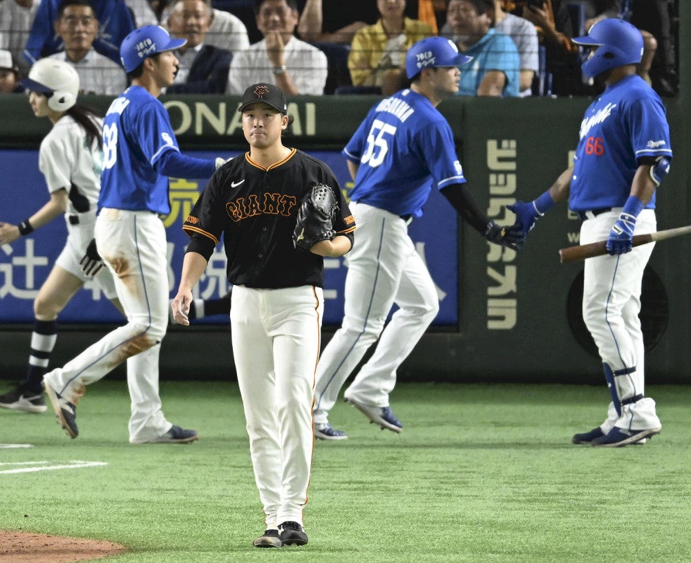 ６回２死１、２塁、カリステに逆転の２点２塁打を許した堀田（手前）（２２日）＝帖地洸平撮影