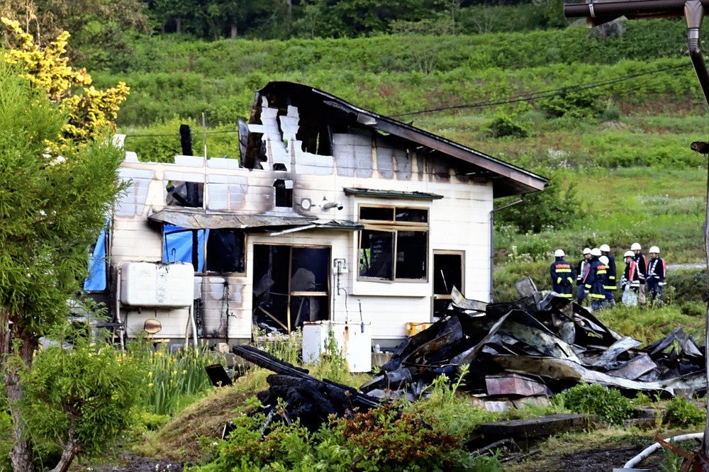 ４人の遺体が発見された火災現場（２３日午前６時２２分、山形県大江町楢山で）＝五嶋健撮影