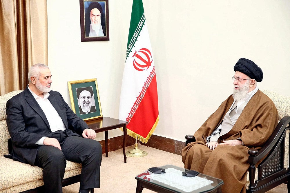 ２２日、テヘランでイランの最高指導者アリ・ハメネイ師（右）と会談するハマスの最高幹部イスマイル・ハニヤ氏＝ＷＡＮＡ提供、ロイター