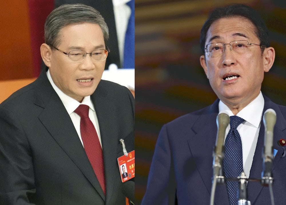中国の李強首相（左）と岸田首相