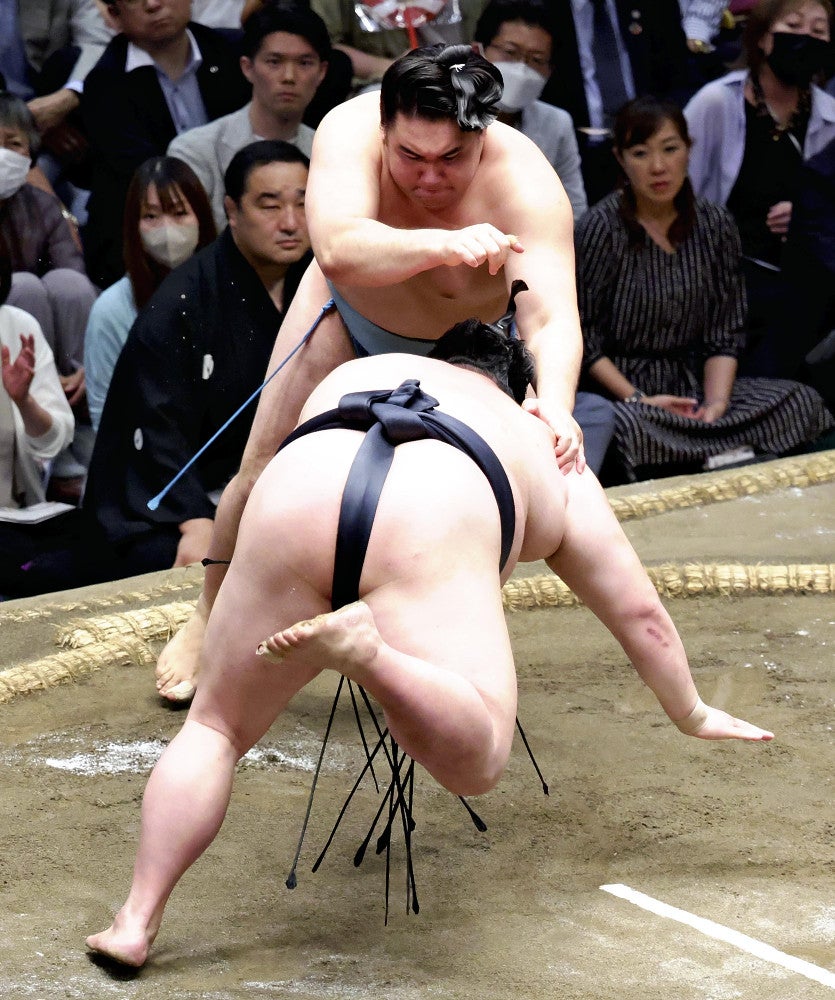 正代（手前）をはたき込みで破った欧勝馬（２３日）＝永井秀典撮影