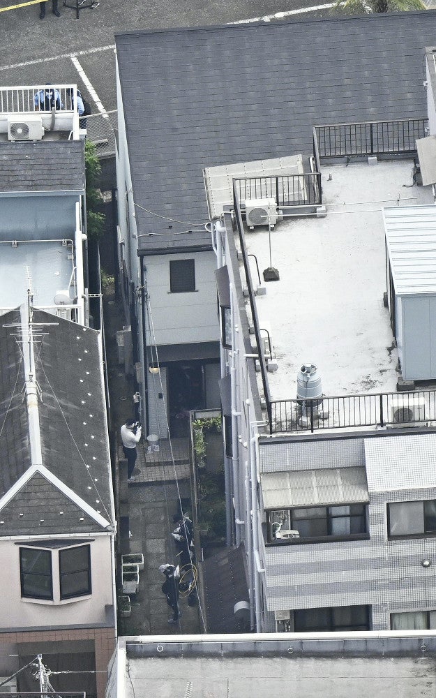 ４人の死亡が確認された住宅（奥）周辺を調べる警察官ら（２３日午後２時５０分、東京都品川区で、読売ヘリから）＝西孝高撮影