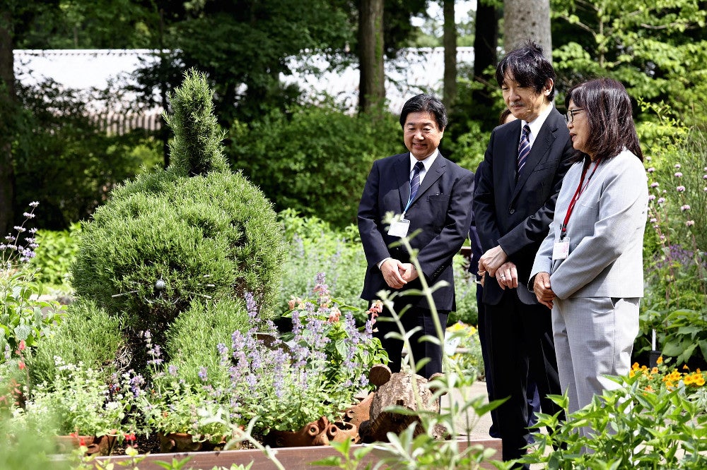 水戸市植物公園のキッズガーデンを視察される秋篠宮さま（２３日、水戸市で）＝代表撮影
