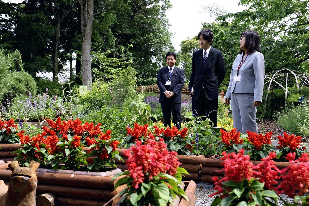 水戸市植物公園のキッズガーデンを視察される秋篠宮さま（２３日、水戸市で）＝代表撮影