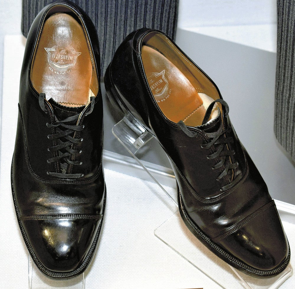 主に公務で履いていたという革靴。サイズは２４・５センチ