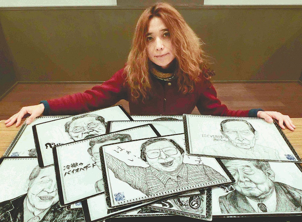 モノマネをする人物のフリップは自筆。黒目を入れると本人に似なかったことがあるため、いずれも白目だ