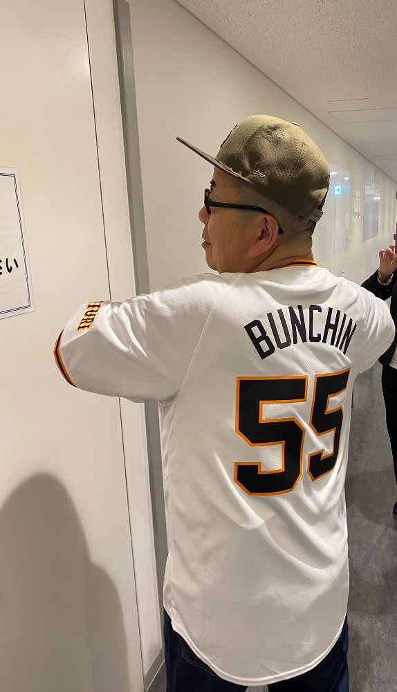 ５５周年にかけて、背番号は５５。「うれしいんですけど、ワタシ、阪神ファンなんです」