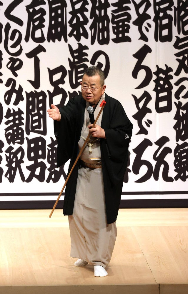 観客からリクエストを募る。当日その場で演目が決まる、文珍の覚悟とやる気がうかがえる