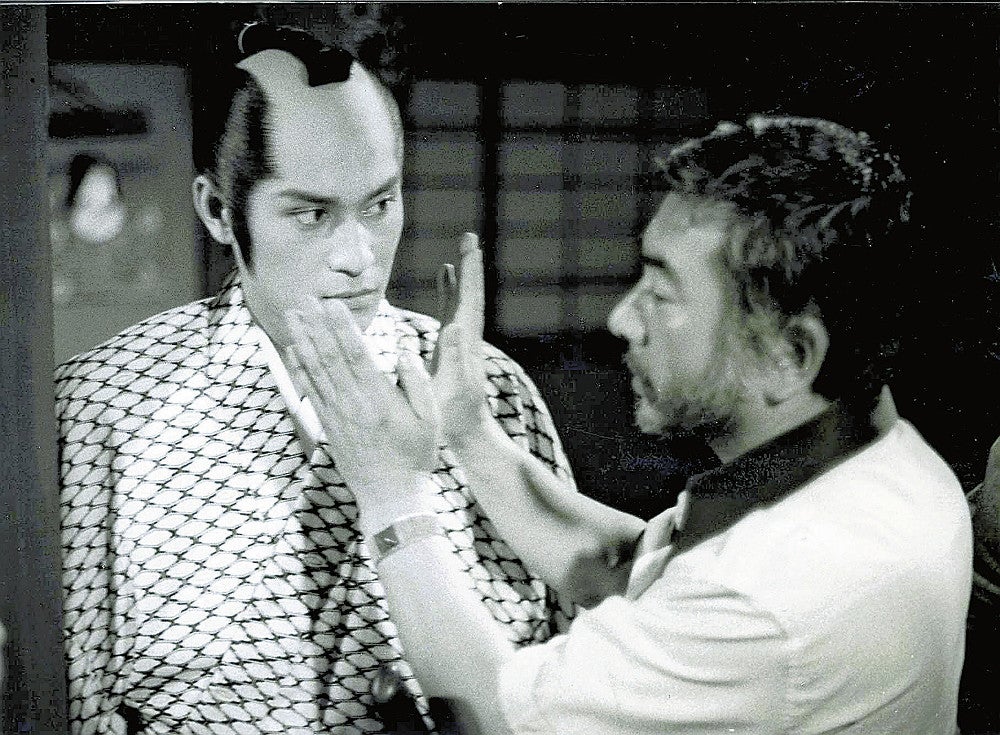 「暴れん坊将軍」の主役に抜てきされて間もない頃、撮影現場では勝新太郎（右）から指導を受けた