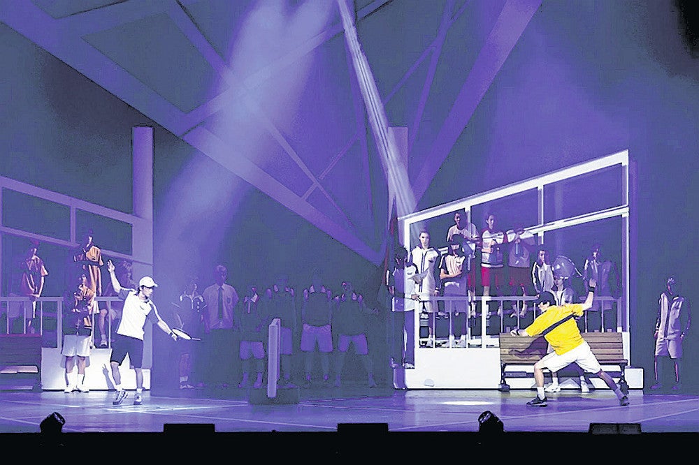 音と光の軌跡でテニスの試合を再現した演出が「テニミュ」の代名詞だ（ｃ）許斐剛／集英社・テニミュ製作委員会