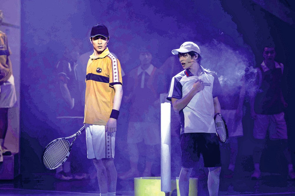 テニスの天才・越前リョーマ（右、今牧輝琉さん）たちの熱い戦いを描き、人気を博してきた「テニミュ」　（ｃ）許斐剛／集英社・テニミュ製作委員会