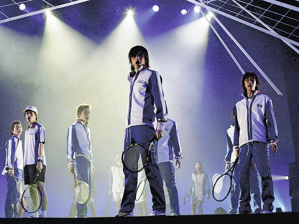 ２００５～０６年に上演された舞台に出演する城田優さん（中央）（ｃ）許斐剛　ＴＫＷＯＲＫＳ／集英社・テレビ東京・ＮＡＳ（ｃ）許斐剛／集英社・マーベラス音楽出版・ネルケプランニング