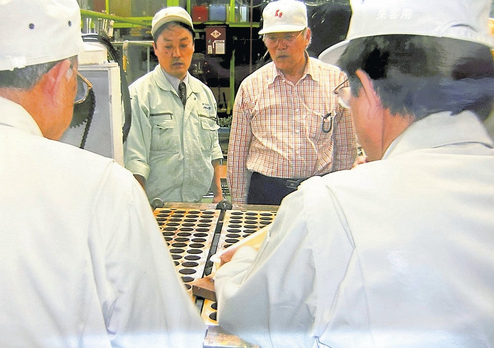 たこ焼き製造機の動作を確認する川邊さん（後列右）＝本人提供