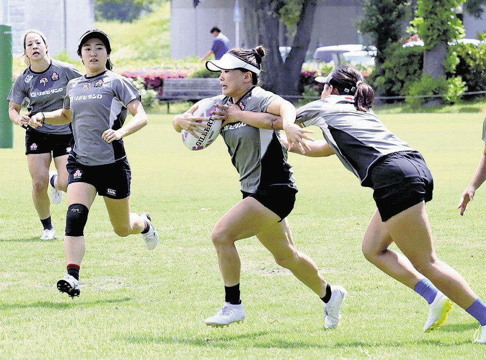 パリ五輪を目指して練習に励む原選手（中央）（２２日、埼玉県熊谷市で）