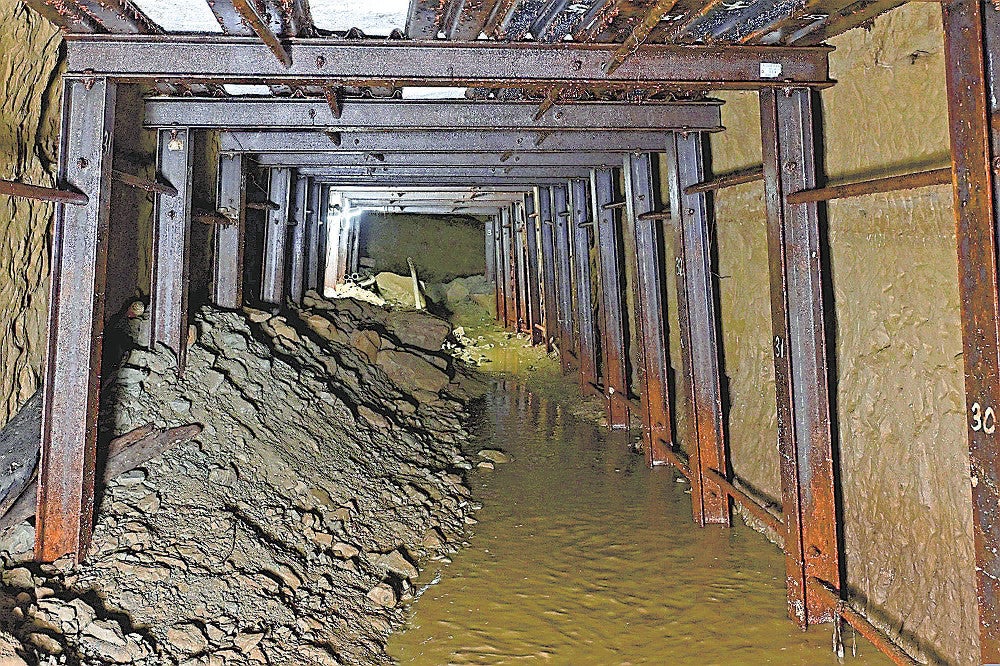 第３坑道の内部。この空間に司令官室や参謀寝室があったとされる（那覇市で）＝代表撮影