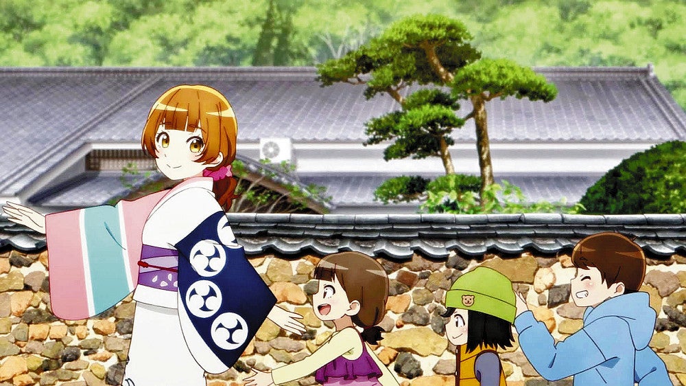 西浦ありさが子供たちを連れてトンバイ塀前を歩くシーン（有田町提供）