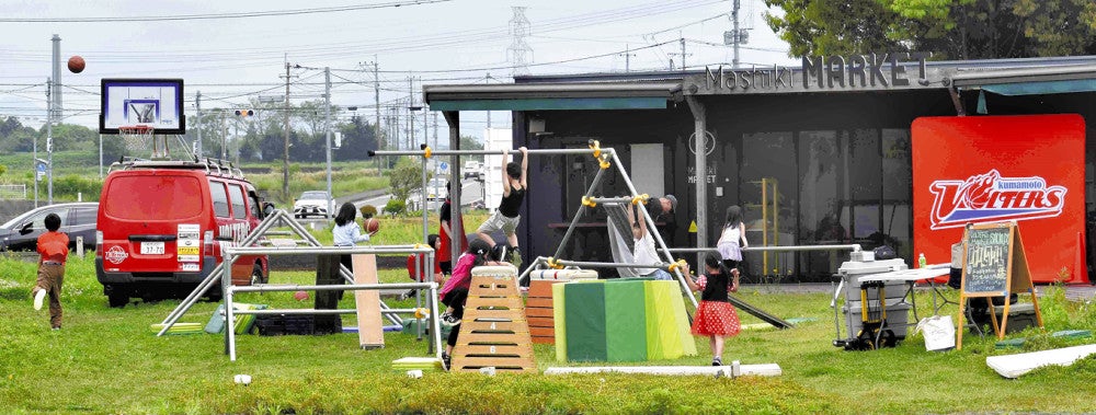 外には子どもが遊べるスペースを設置（４月２７日、熊本県益城町で）