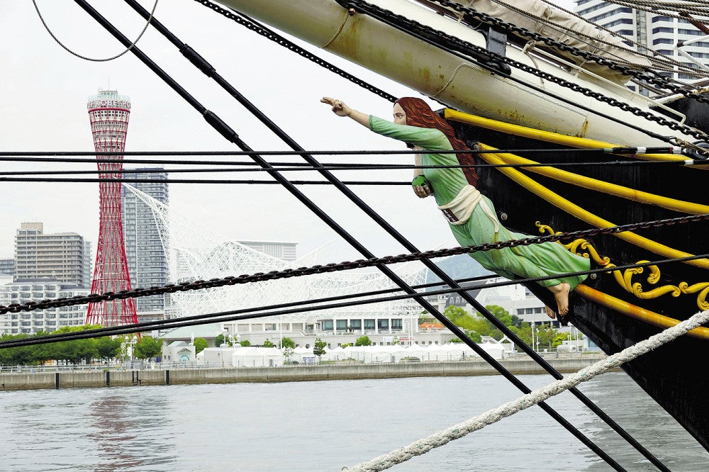 色鮮やかな船首像（２３日午前、神戸市中央区で）＝八木良樹撮影