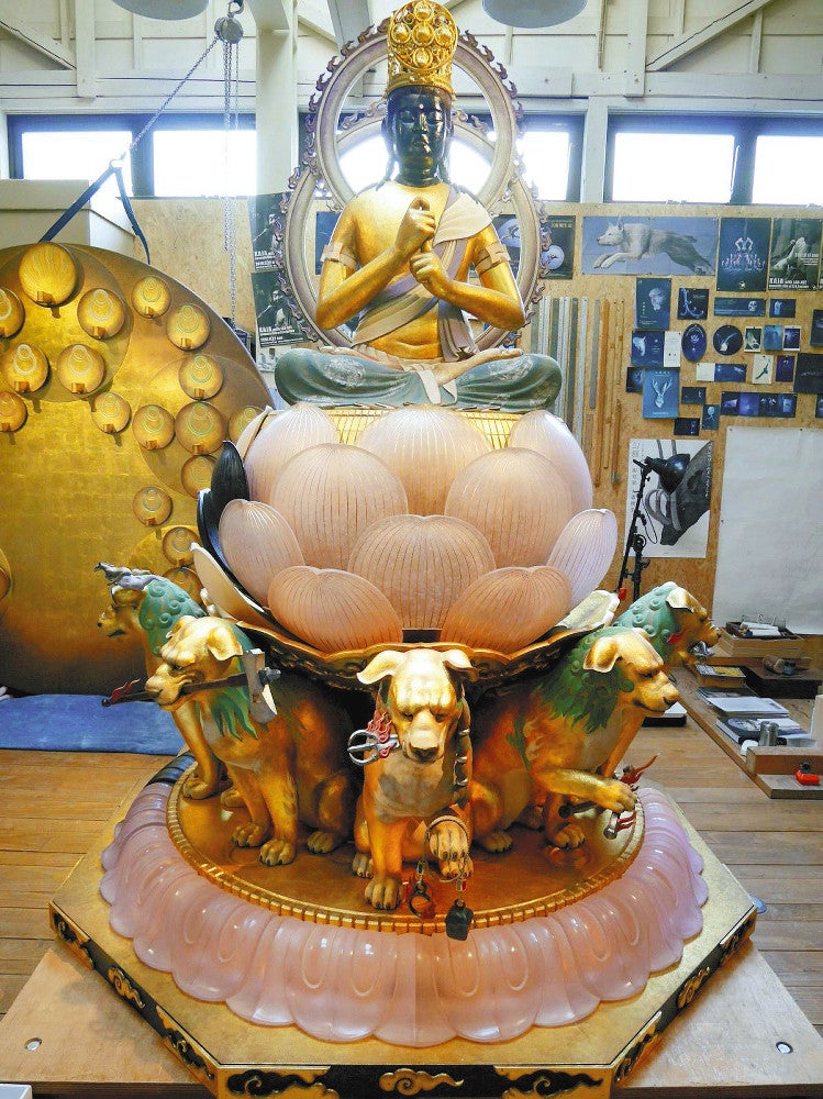 制作途中の大日如来像。大塚住職が２０２３年２月に大森氏の工房で撮影した（大塚住職提供）