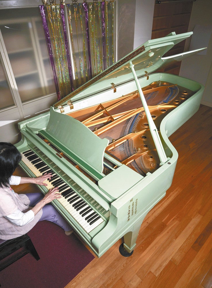 １９７０年大阪万博で使用されたピアノ。大阪・関西万博での演奏が計画されている（２２日、奈良県宇陀市で）＝河村道浩撮影