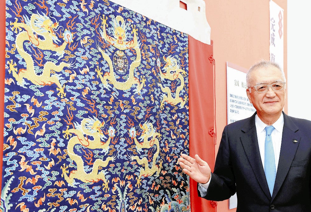 復元新調された橋弁慶山の前懸の前に立つ長谷理事長（２４日、京都市で）＝川崎公太撮影